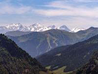 Teleblick zu den schneebedeckten Hohen Tauern